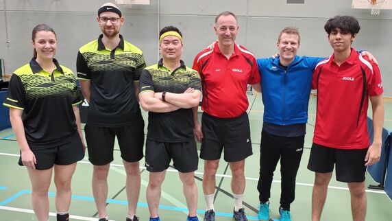 Foto: Die beiden Mannschaften von Tiefenbronn und Karlsruhe-Neureut